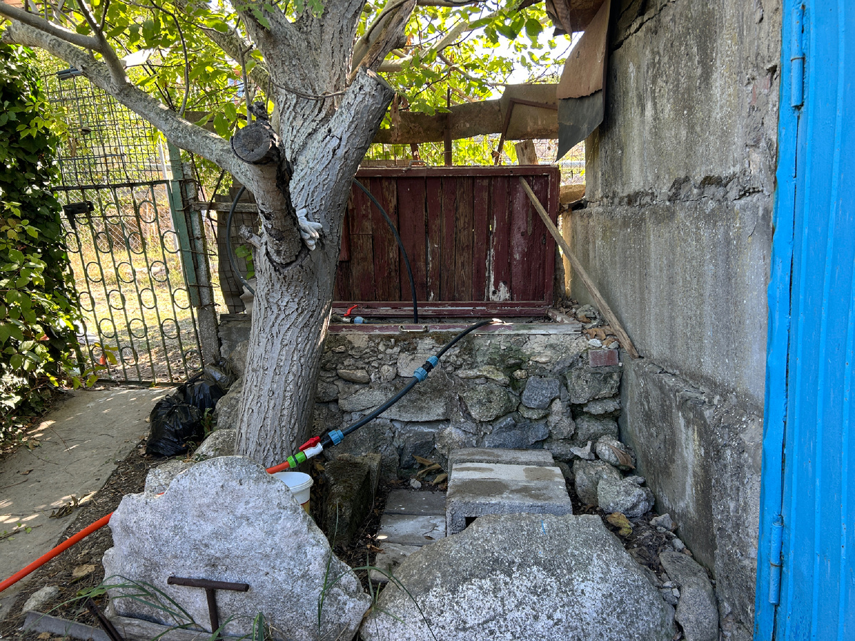 На фото видно, как накренилась калитка 