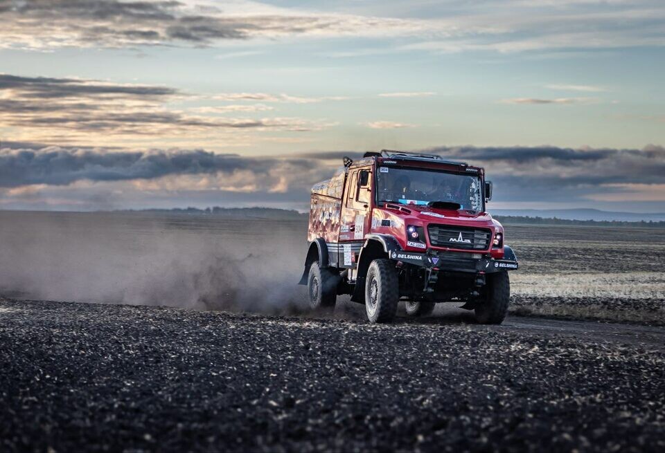    МАЗ получил штраф и уступил лидерство КАМАЗу на бахе «Холмы России»МАЗ-СПОРТавто
