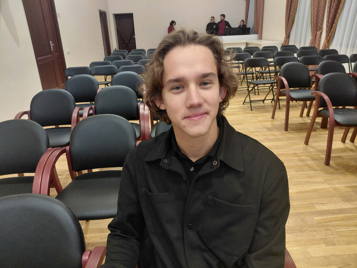 Гость канала сегодня – киноактёр, студент 4 курса Школы-студии МХАТ Максим Осинцев 