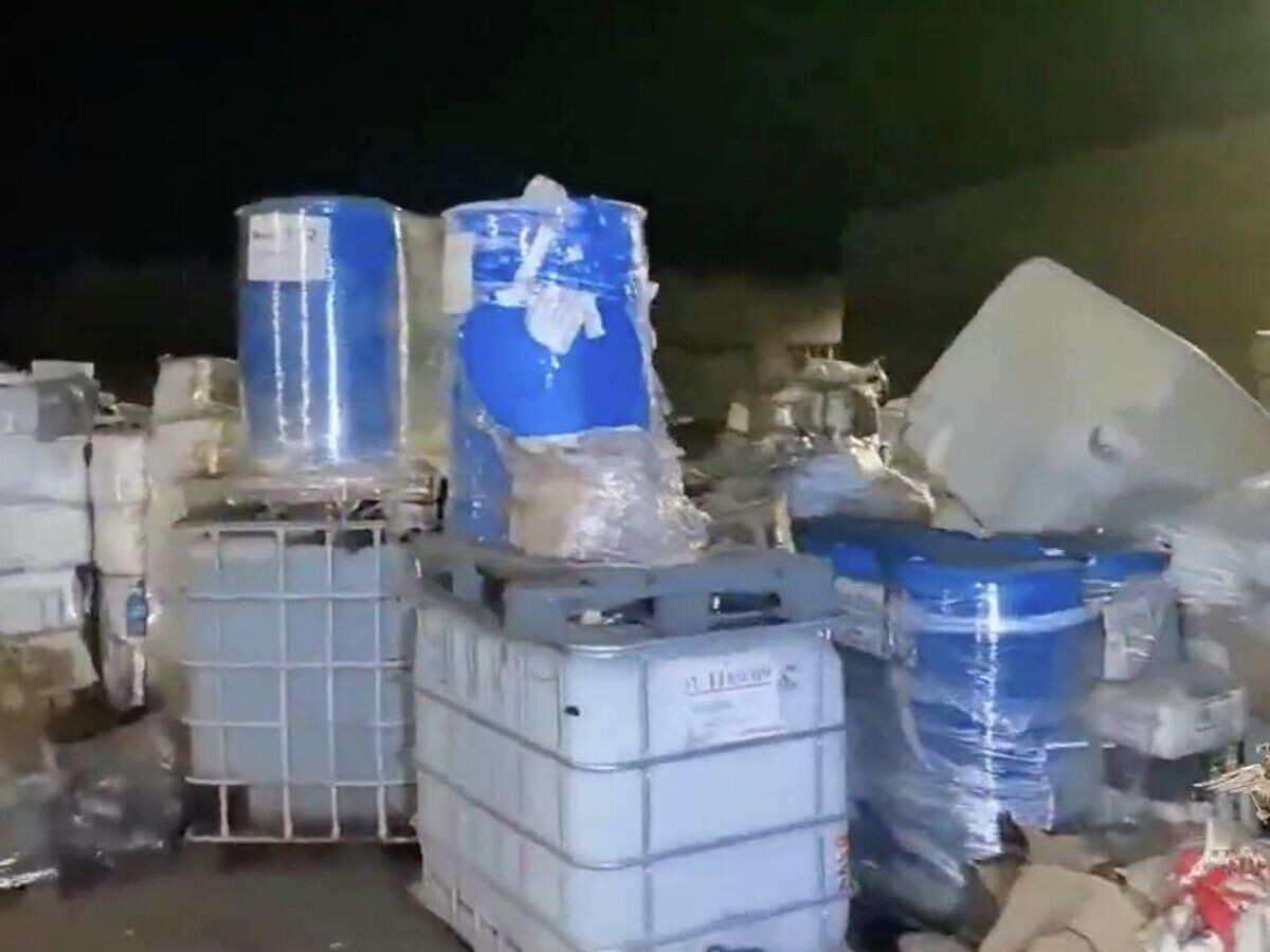    Склад в поселке Трубников бор в Ленинградской области, откуда, предположительно, был распространен некачественный алкоголь, в результате употребления которого погибли люди© Ирина Волк/Telegram