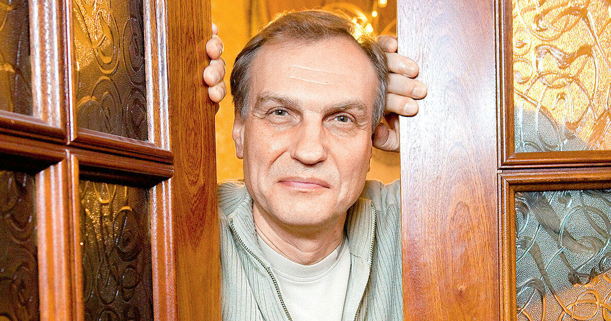 Сценаристом сериала, к слову, был легенда российского тв, ведущий шоу "Счастливый случай" Михаил Марфин.