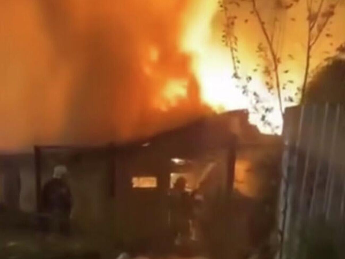    Пожар в частном доме на фоне атаки беспилотников в подмосковном Воскресенске