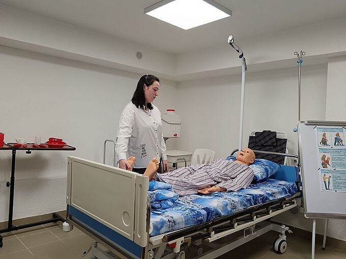 Щукина Елена Сергеевна показывает на манекене примеры оказания первой медицинской помощи