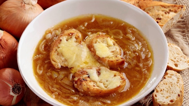 Вкуснейший луковый суп с гренками и сыром