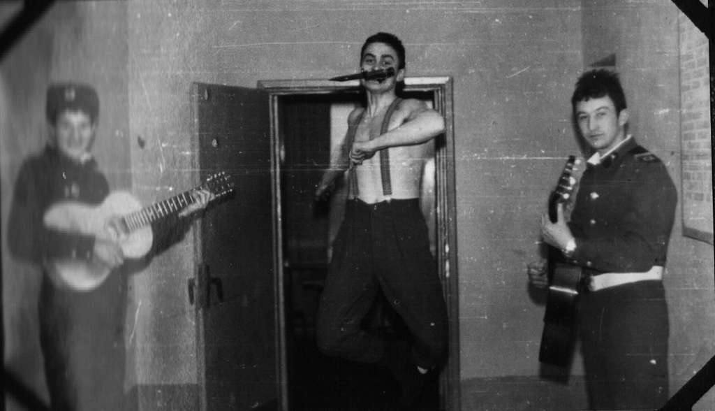 Исполняют лезгинку не самые дисциплинированные  бойцы...