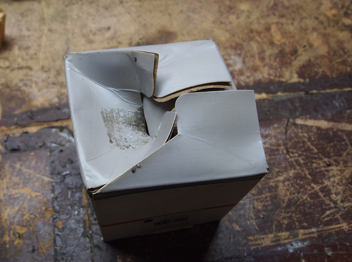 Фото 1. Размокшая коробка с поршнем.