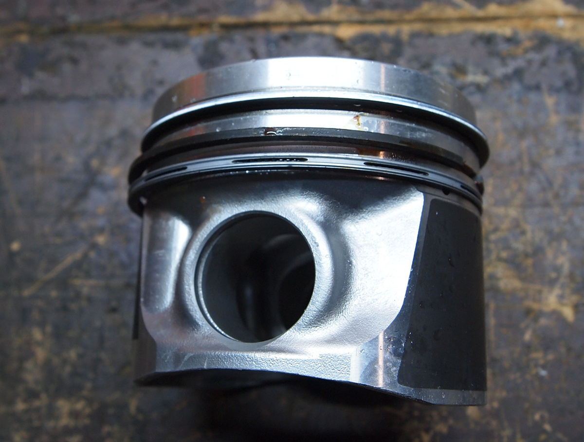 Фото 2. Поршень UMpro. Вид сбоку. Как ни в чем не бывало!