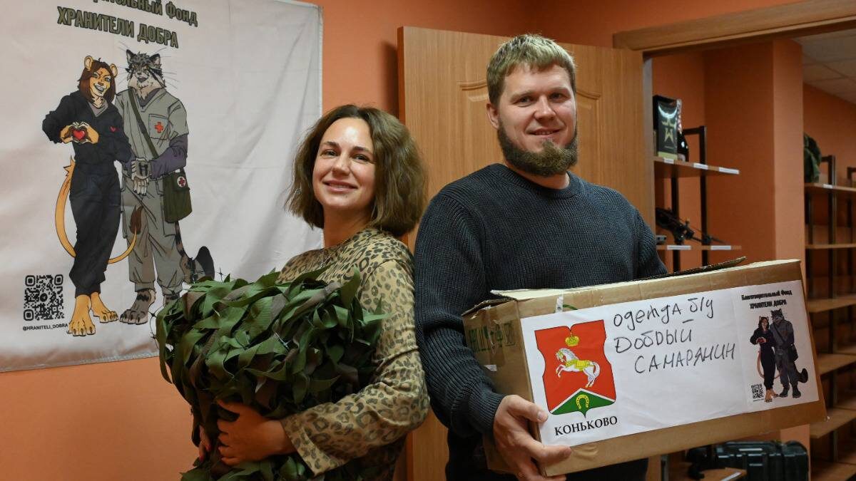    Президент фонда «Хранители добра» Маргарита Федоренко и вице-президент Александр Третьяков с собранной гуманитарной помощью для дома престарелых / Фото: Мария Хапцова / Вечерняя Москва