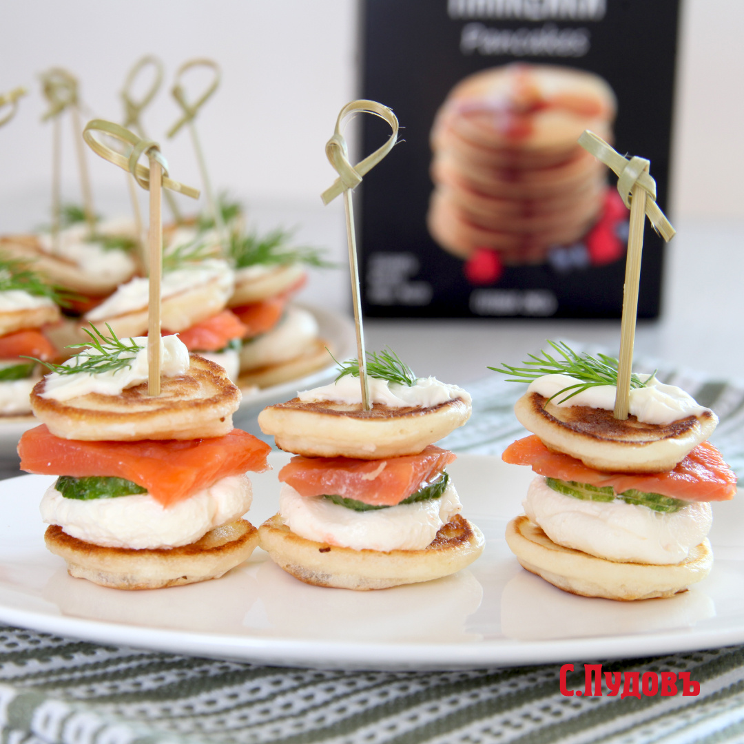 Мини-панкейки закусочные с рыбой на щпажках