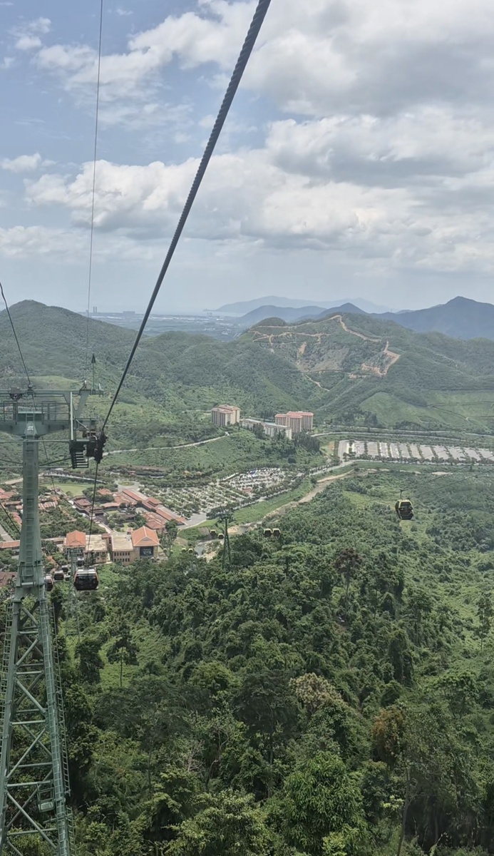 Вид из кабины канатной дороги