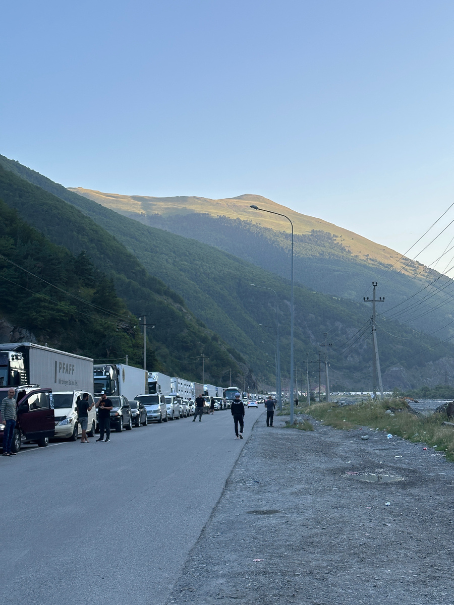 Пробка рано утром в 5 утра не доехали еще до границы РФ