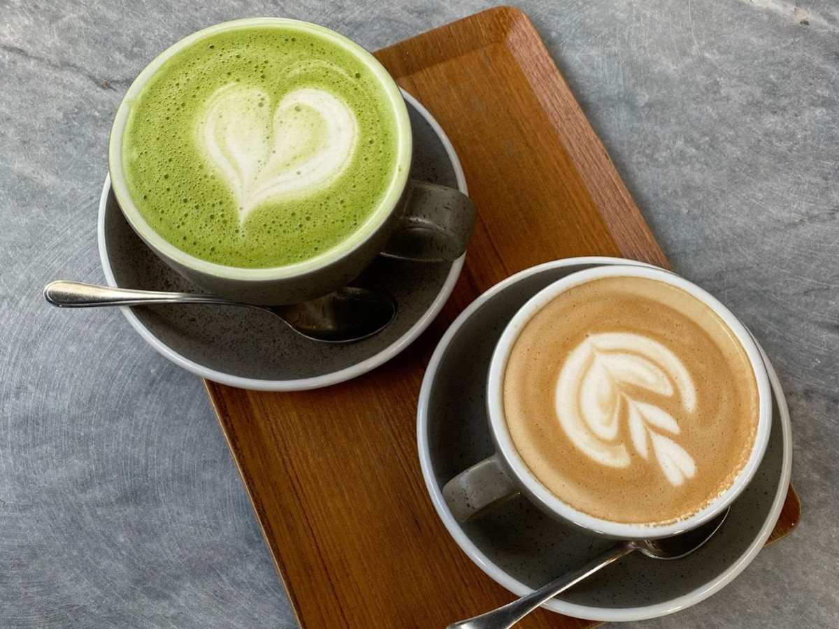 Матча-латте объёмом 250 мл содержит от 38 до 89 мг кофеина, в то время как в чашке кофе того же объёма будет около 100–120 мг кофеина.