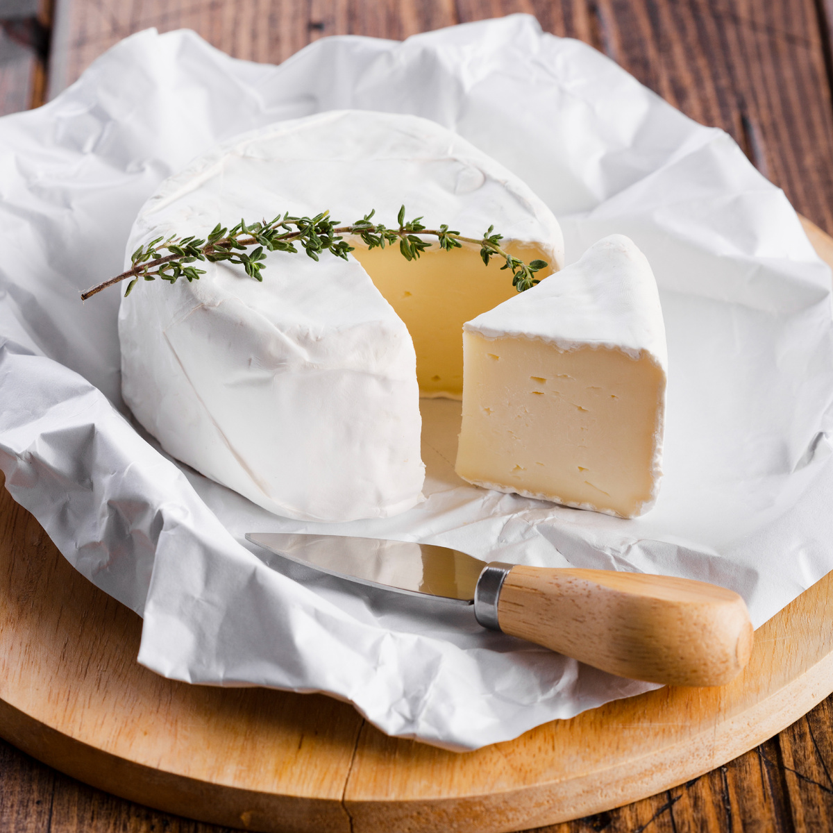 https://ru.freepik.com/free-photo/close-up-piece-cheese-with-knife_5793899.htm