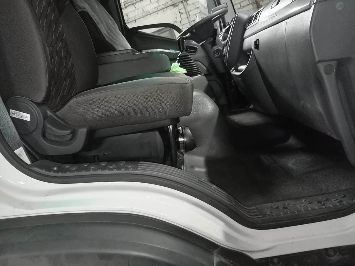 Фото кабины грузовика Foton после установки отопителя. Подпись: «Готовый результат: тёплая кабина и довольный водитель