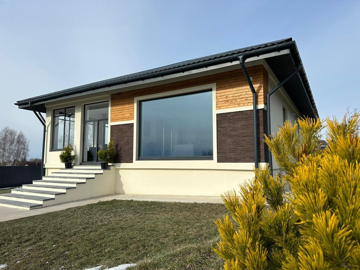 Фото с сайта realt.by. Дом с комбинацией ригельного кирпича и дерева