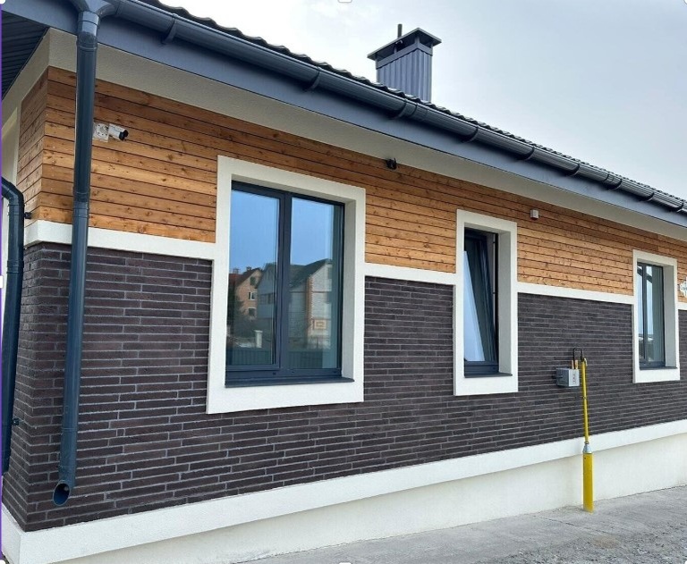 Фото с сайта realt.by. Дом с комбинацией ригельного кирпича и дерева