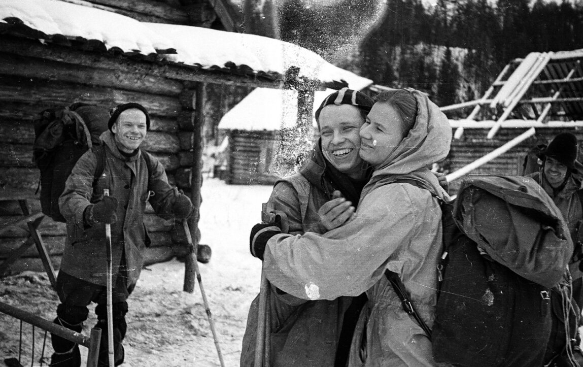 Людмила Дубинина обнимает Юрия Юдина на прощание