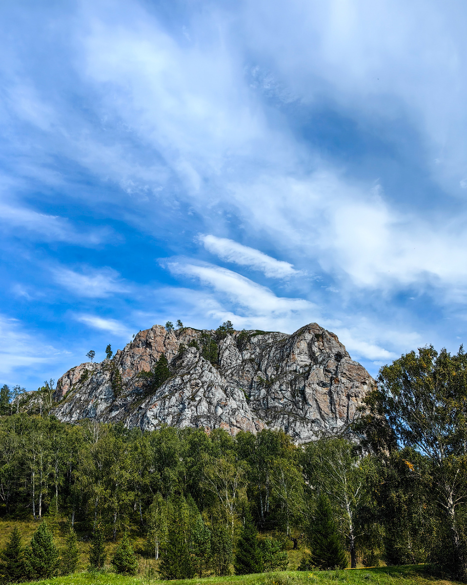 Вид на скалу при въезде