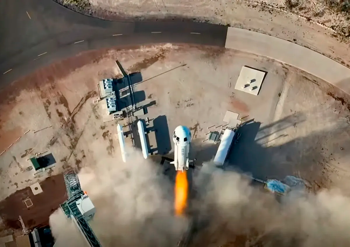 “Космический корабль” New Shepard во время суборбитальной туристической миссии NS-32, 31 мая 2025 года. Фото — Blue Origin.