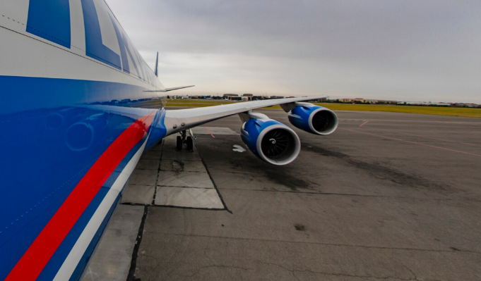 Почему двигатели на самолёте всегда стоят "криво"?