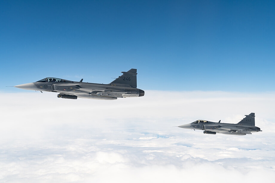 Истребители НАТО сопровождают российские самолёты над международными водами в атмосфере напряжённости. | Фото: NATO North Atlantic Treaty Organization/Flickr/CC BY-NC-ND 2.0