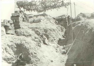 Пятнадцатый пост, отметка 2903, лето 1984 года, видны траншеи и бруствер, сложенный из наполненных грунтом металлических коробок от боеприпасов.