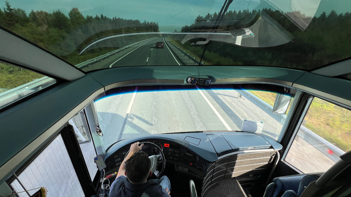 Как вам такой вид из автобуса? Фото сделала с первого ряда, чтобы показать всю панораму!