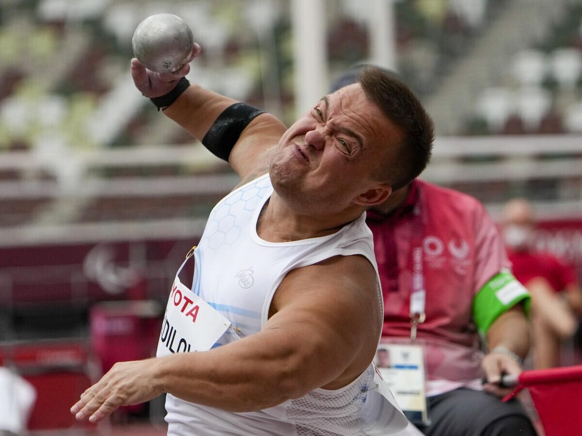    Российский параатлет Денис Гнездилов© AP Photo / Eugene Hoshiko