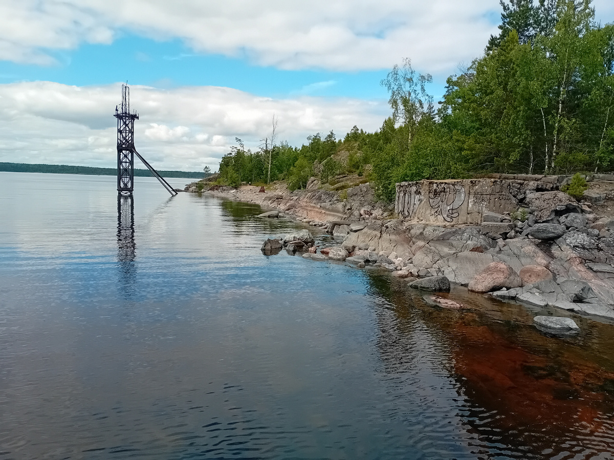 Если приглядеться, то можно заметить, где была вода в прошлом году.