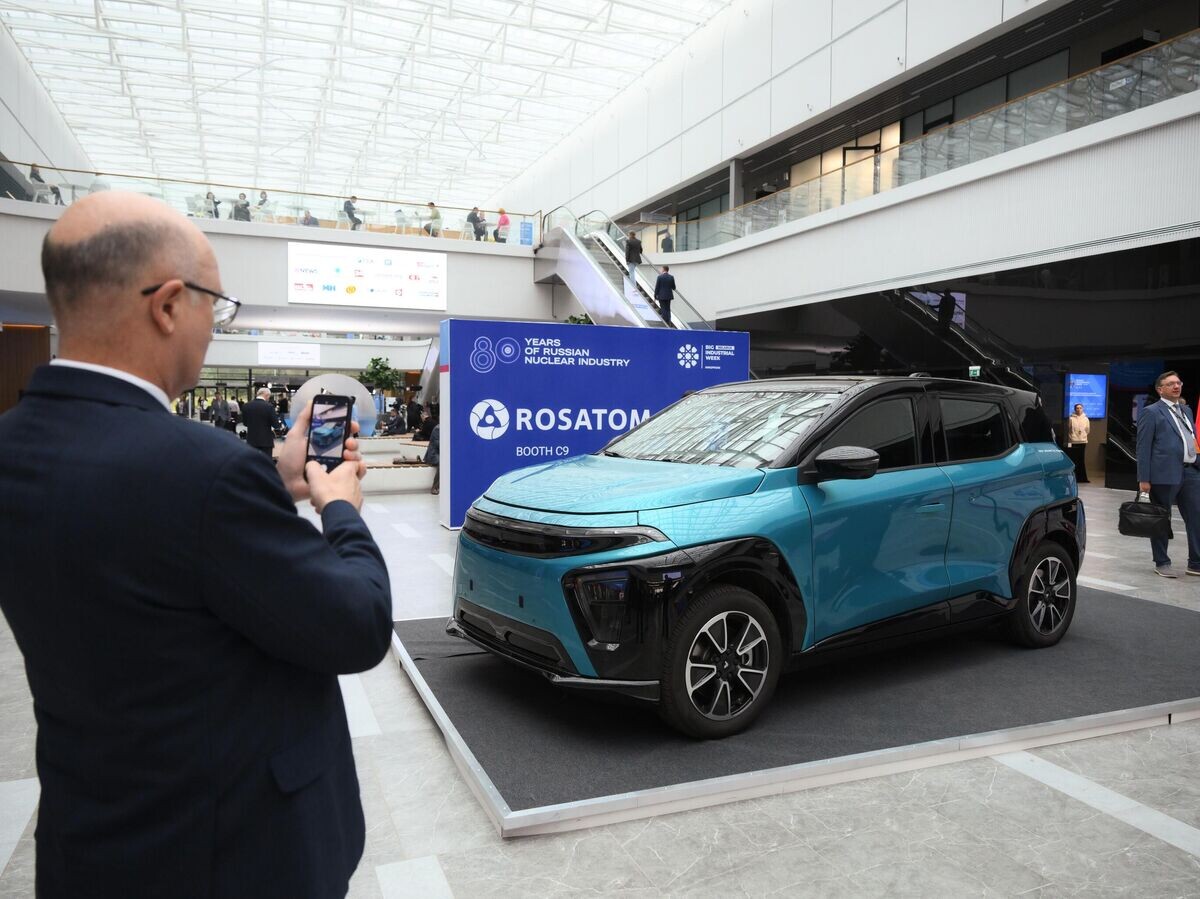   Электрокар "Атом", представленный на международной промышленной выставке "Иннопром" в Минске© РИА Новости . Пелагия Тихонова