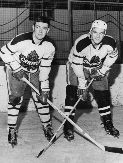 Хоккеисты первого состава сборной Канады Пол Конлин и Терри О'Мэлли 