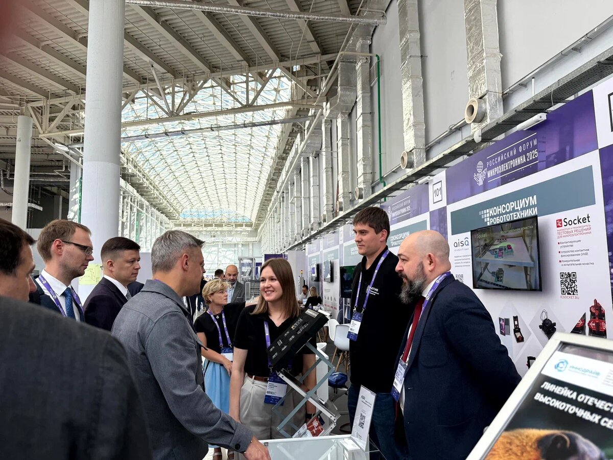 Делегация во главе с В. Шпаком на стенде Консорциума робототехники, где "Мотив НТ" демонстрировал нейроморфные акселераторы первого и второго поколений