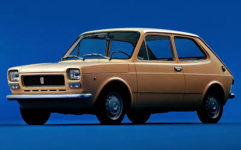 Семушкин не скрывал, что в работе над Нивой он ориентировался на облик FIAT-127. По его словам, скульптурный рельеф передка итальянской модели подсказал ключ пластического решения Нивы.