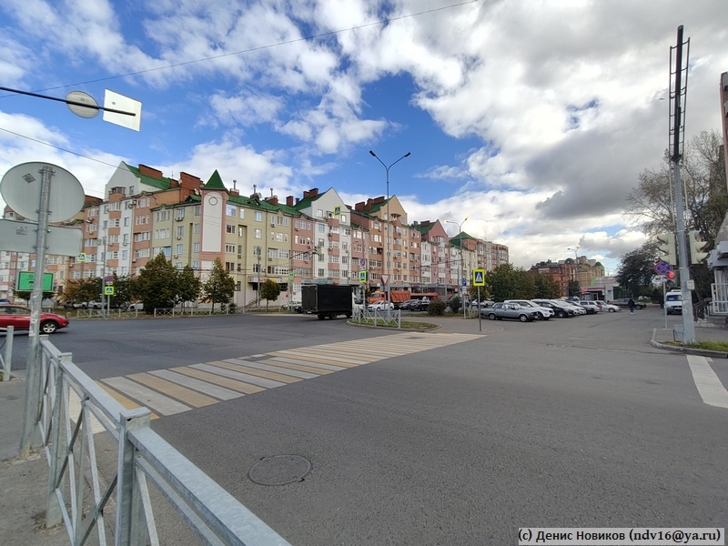 Пока зебры предлагают переходить только по прямой через одну улицу