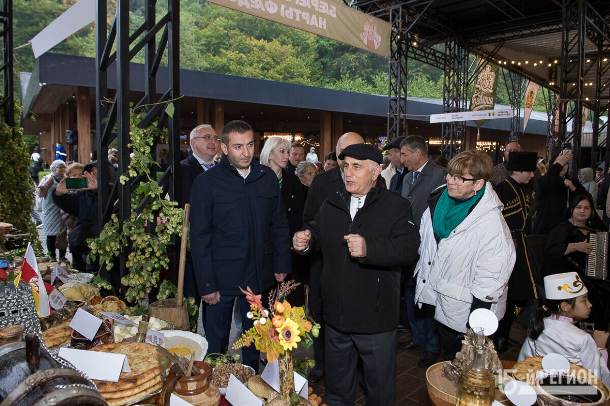 Почётные гости фестиваля-конкурса «Ирон бæгæны-2025». Автор фото: Константин 15-Фарниев