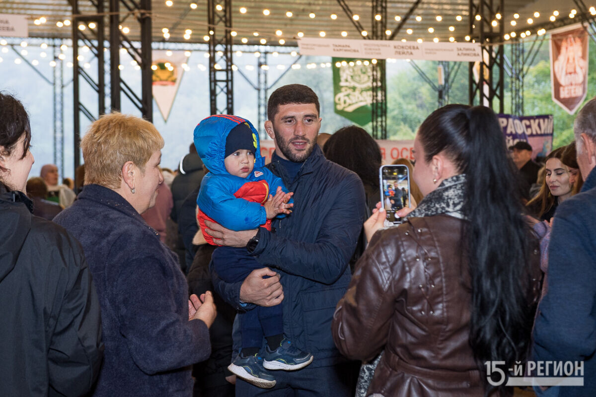 Заурбек Сидаков - олимпийский чемпион по вольной борьбе, трехкратный чемпион мира, фотографируется с гостями фестиваля. Автор фото: Константин 15-Фарниев