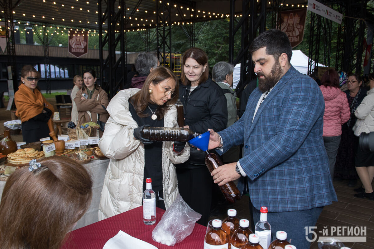 Сбор образцов пива для финального конкурса «Ирон бæгæны-2025». Автор фото: Константин 15-Фарниев