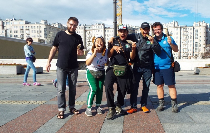    Автор в Москве в дни ЧМ-2018 среди поедающих волжскую сорожку болельщиков из Колумбии. Тогда никому не могло прийти в голову, что за уважение к России могут потащить в суд