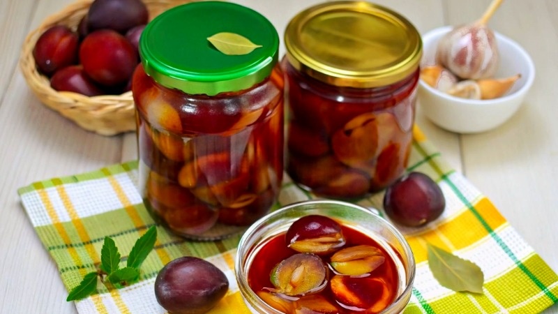 Рецепт слив с чесноком я даю только близким — теперь делюсь с вами: заготовка-открытие, которую сметают со стола первой.