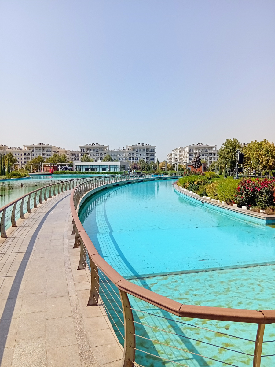 Элитный квартал на месте бывшего квартала Алмазар, вид из парка. Фото из личного архива автора.