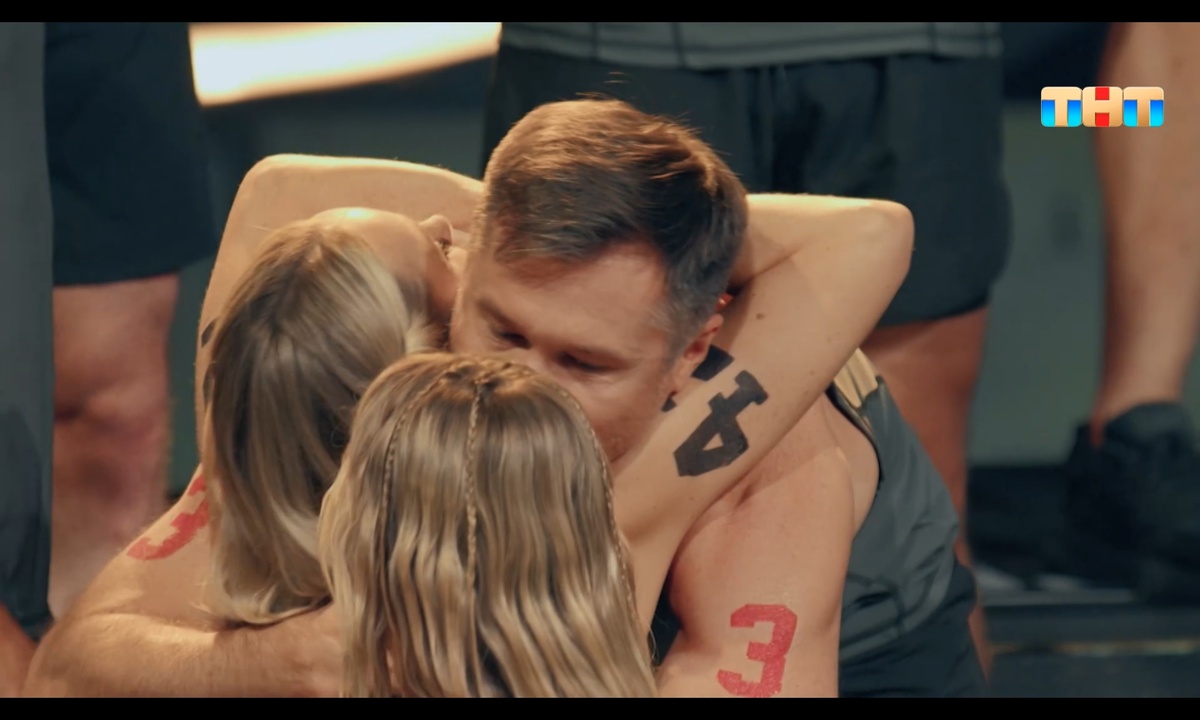 Яшанькина обнимает Немова, радость возвращения.