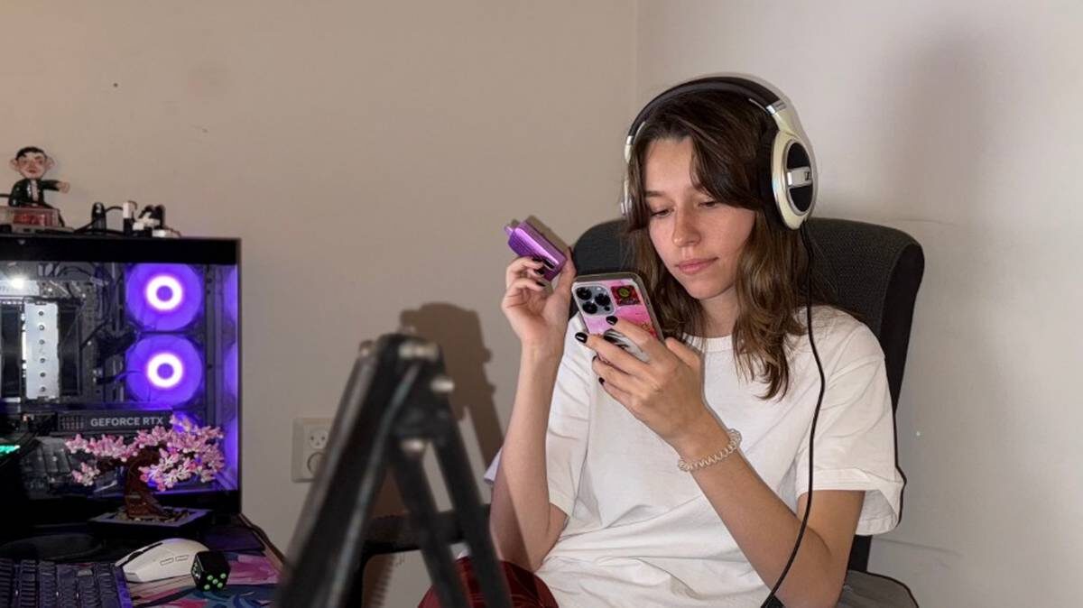    Москвичка Мария Гуманова не борется с клиповым мышлением, а использует его по полной. Пока вы читаете этот текст, она уже закончила очередной проект, ответила на сообщения в трех рабочих чатах и заказала себе кофе с доставкой на дом / Фото: Мадина Льянова