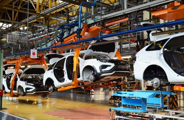    «АвтоВАЗ», главный конвейер, сборка автомобиля Vesta.Staryh Luiba / Фотобанк Лори