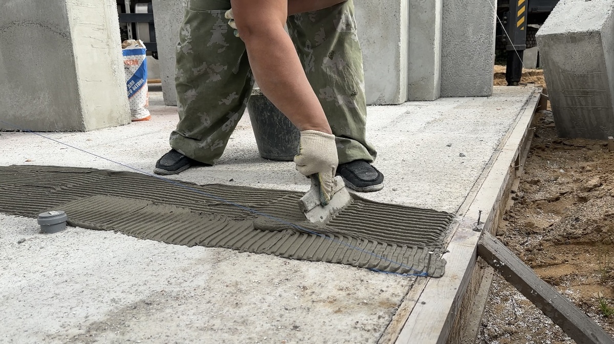 Нанесение клеевого состава на горизонтальный шов перед монтажом 