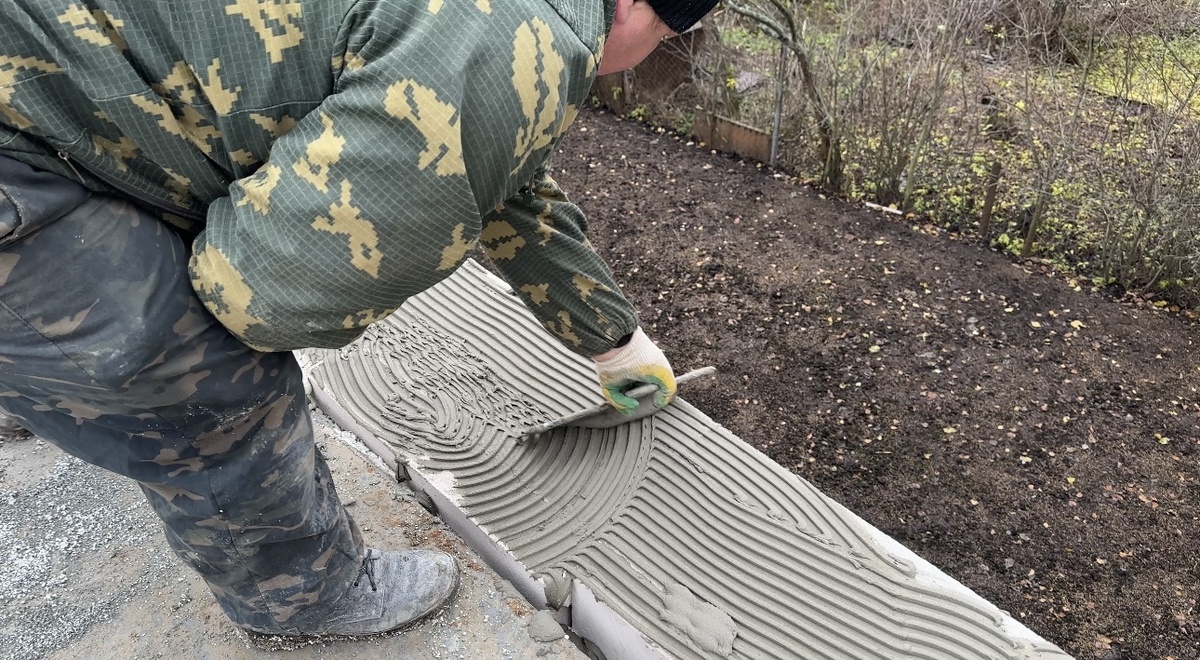 Горизонтальное соединение на клей с цементным составом