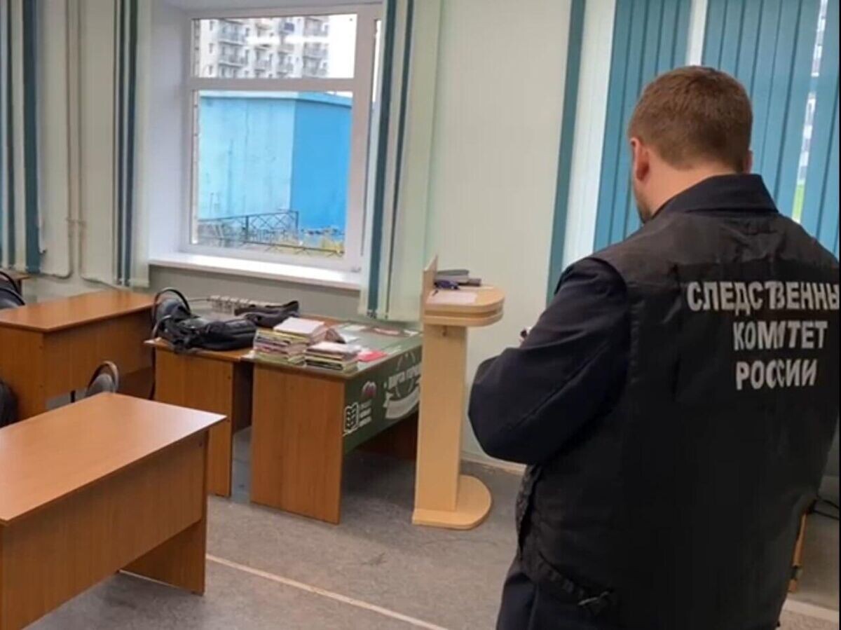    Сотрудники СК России по Архангельской области на месте происшествия в техникуме© Следственное управление СК России по Архангельской области и НАО/Telegram