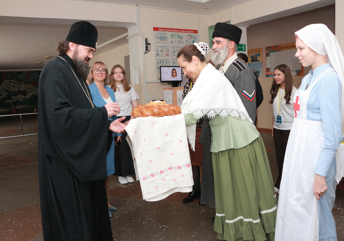 Владыку Феофилакта тепло, с поклоном встречают Сергей Немченко и Виктория Усова. Фото Евгения КРАТОВА.