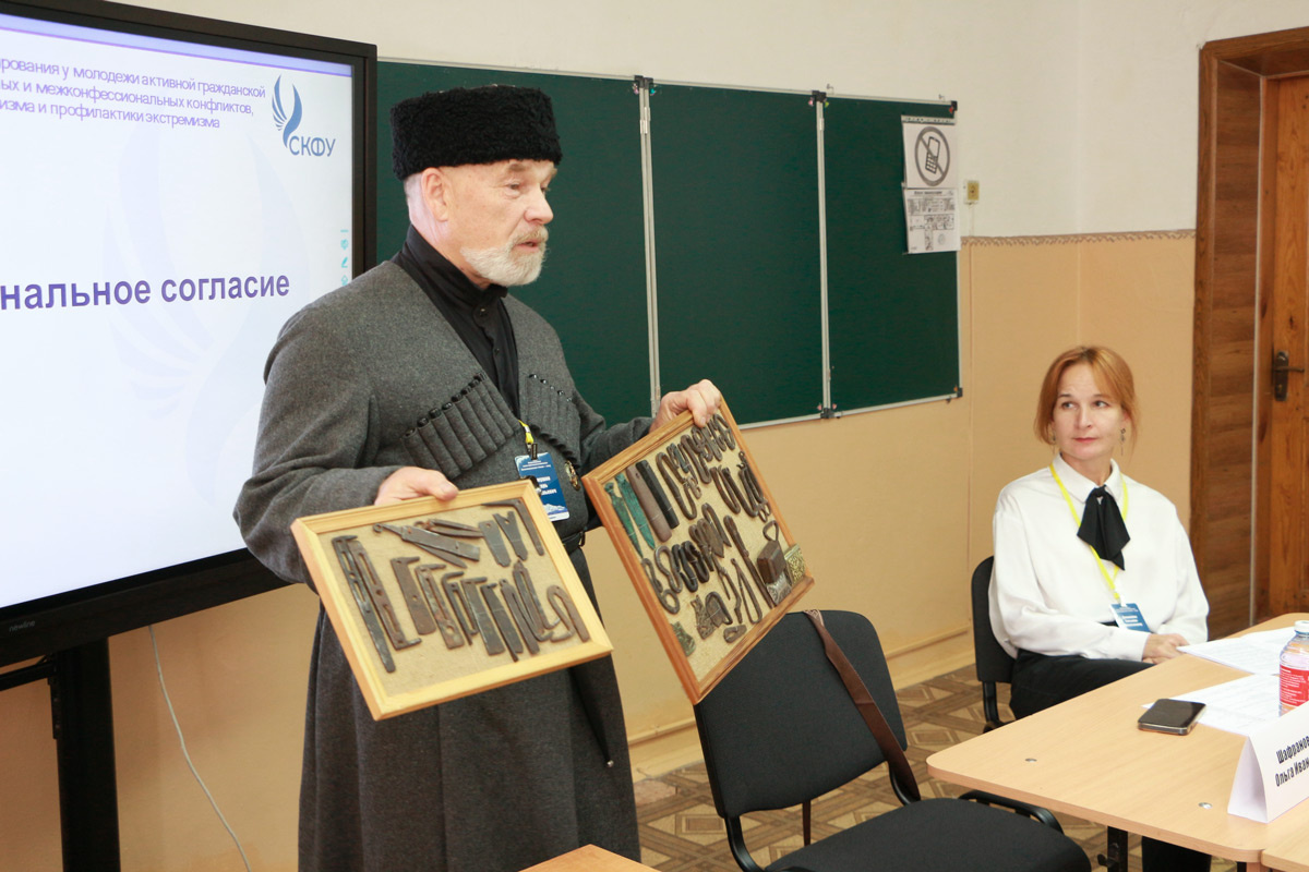 Игорь Климушин показывает коллекцию поясных элементов - кресал и ружейных отверток. Фото Евгения КРАТОВА.