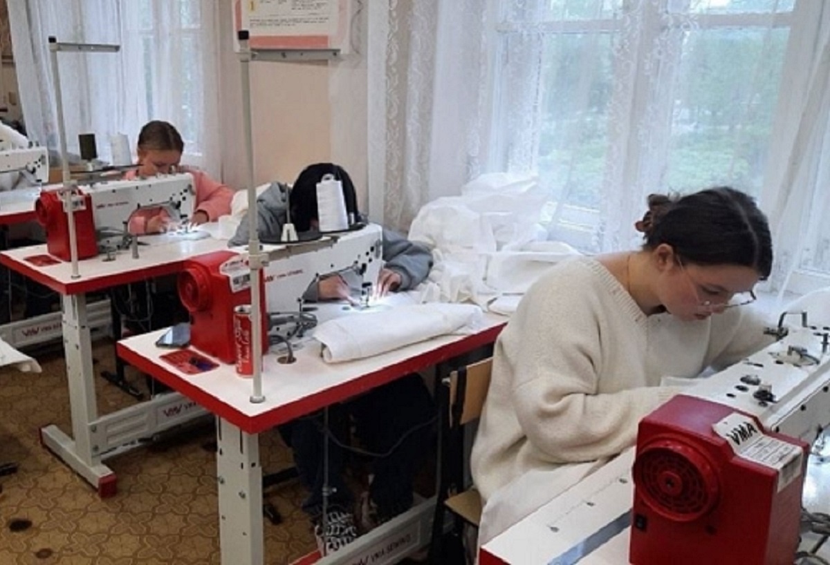    Дзержинские школьницы шьют полотенца для госпиталя в Луганске