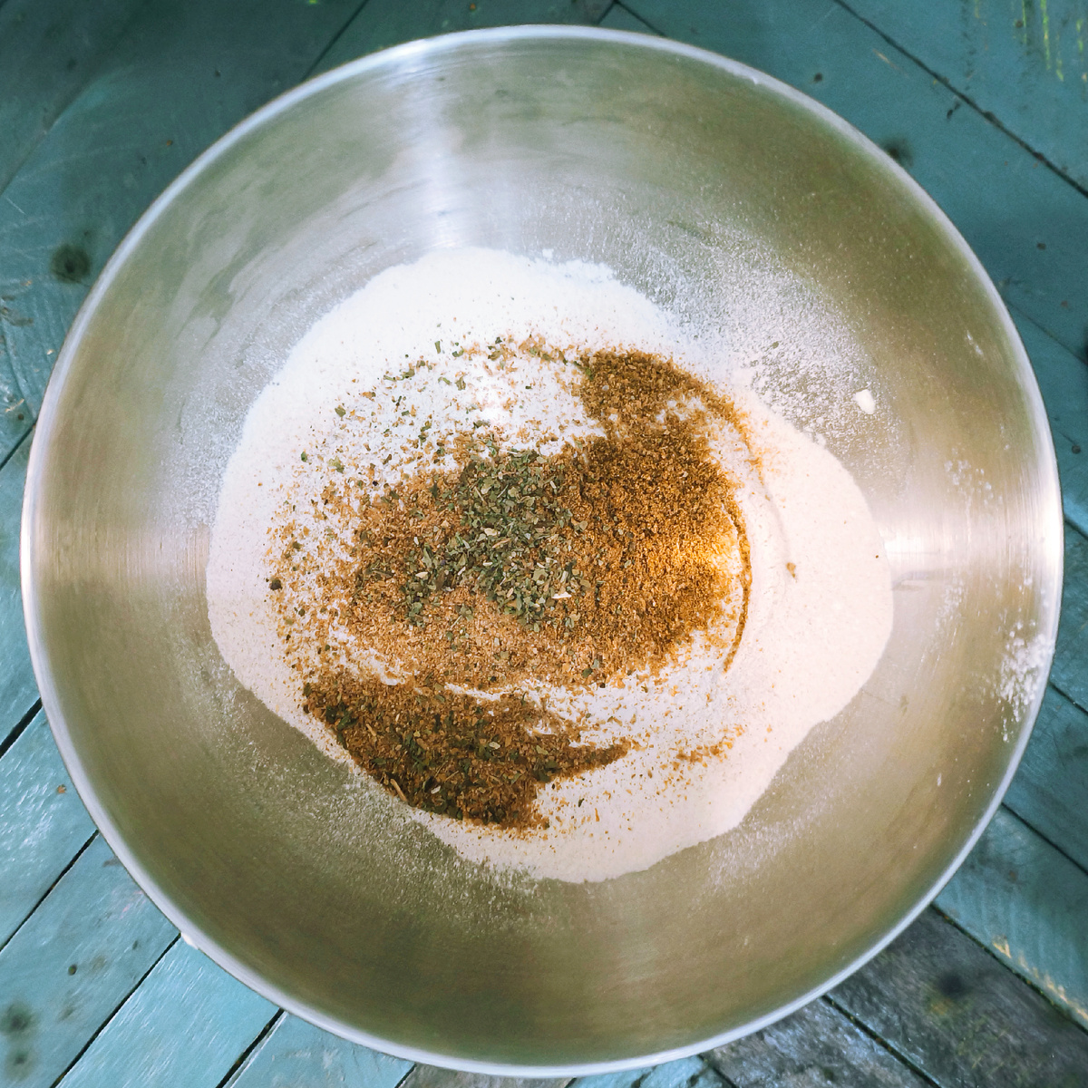 Сухие ингредиенты для томатного хлеба перемешайте насадкой крюк в течении нескольких минут.